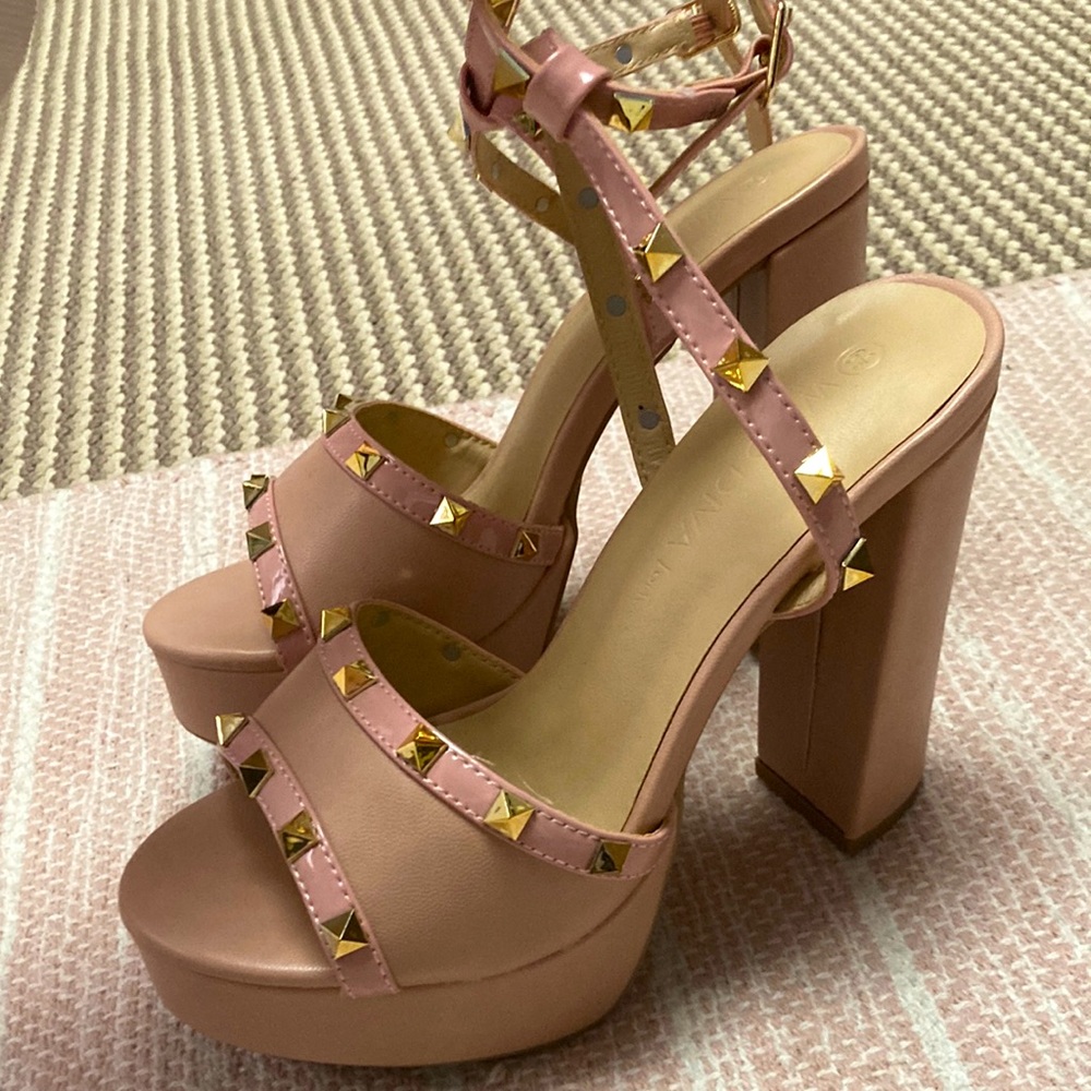 Beautiful new heels in pastel pink tone.